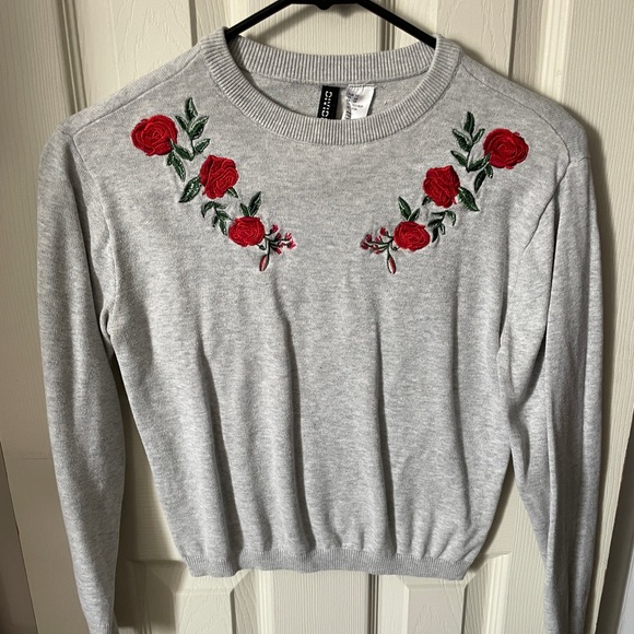 DIVIDED Red Rose Floral Gray Long Sleeve Sweater - Picture 1 of 6
